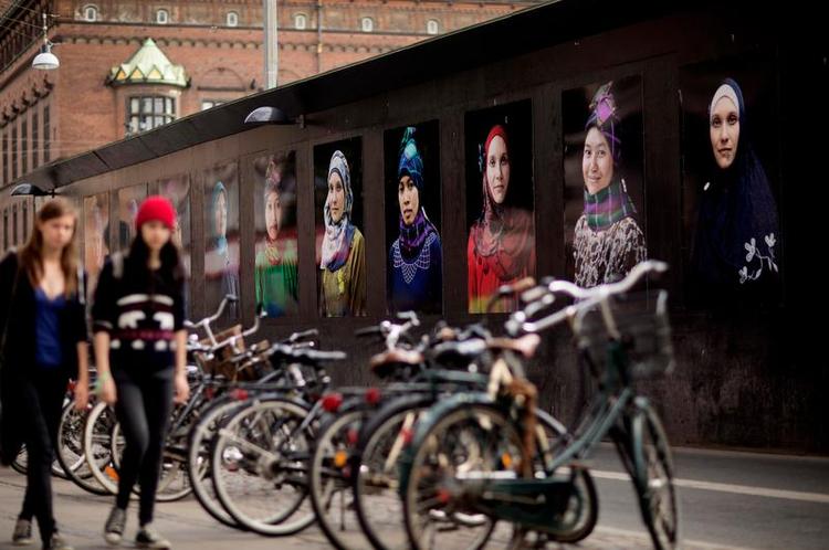 Bemærkelsesværdigt. Katrine May Hansens billeder af kvinder med tørklæder tiltrækker den største opmærksomhed af udsmykningerne på Rådhuspladsens metrohegn. 