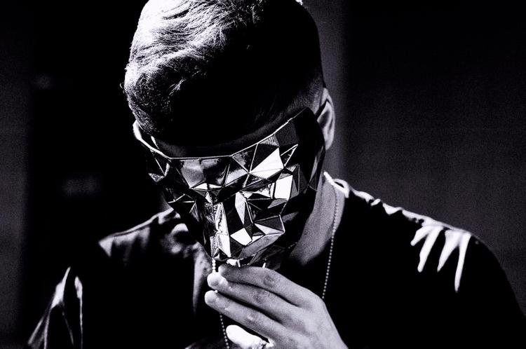 Maskebal. Det handler om musikken, ikke personen, i tidens elektroniske musik fra London. En af dem, som gemmer sig bag en maske, er produceren Zomby. 