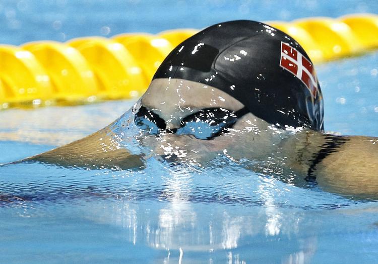 VIDERE. Mens Rikke Møller Pedersen kontrolleret svømmede sig i VM-semifinalen var der et par konkurrenter, der bragede rekordhurtigt igennem de indledende heat. 