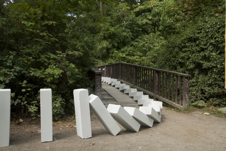 Massebevægelse. 700 betonstøtter faldt som dominobrikker, da en sindrig konstruktion blev sat i bevægelse under Metropolis-festivalen. 