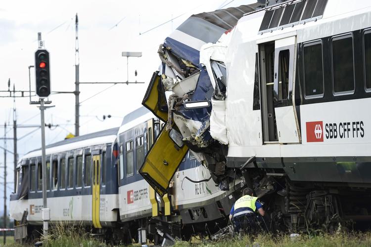 Ulykke. To tog stødte her til aften sammen i Schweiz. 