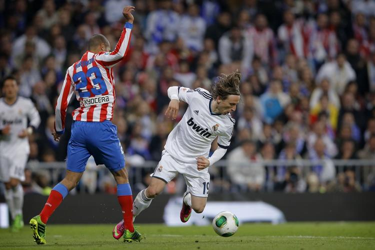konkurrence. Real Madrids Luka Modric (th) har haft svært ved at finde sin plads i startopstillingen på midtbanen i klubben. Nu kan et skifte til Manchester United måske få kroaten til at blomstre. 