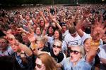 armbånd. På den kommende 'Danmarks smukkeste festival' i Skanderborg kan gæsterne betale med en chip i et armbånd. Mobilbetalingen må de vente med nogen tid endnu. (Arkiv) 