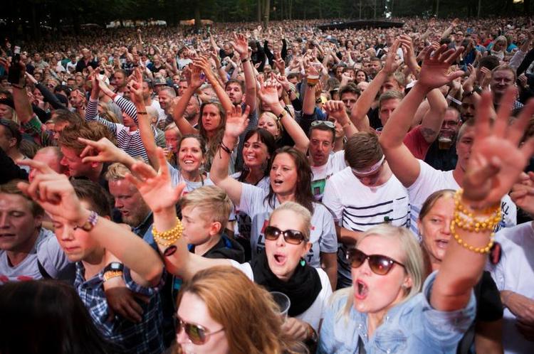 armbånd. På den kommende 'Danmarks smukkeste festival' i Skanderborg kan gæsterne betale med en chip i et armbånd. Mobilbetalingen må de vente med nogen tid endnu. (Arkiv) 
