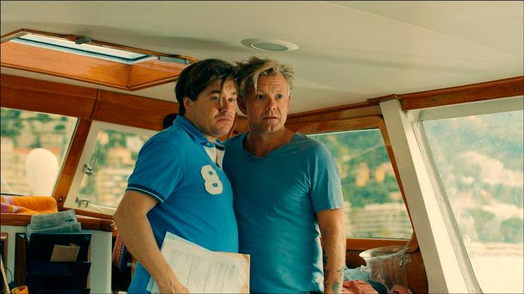 SOS. Den pæne sagfører Michael-Helge Hansen (Rasmus Bjerg) kommer i knibe i Nice og beder sin gamle Herlufsholm-kammerat Theo komme til undsætning. 