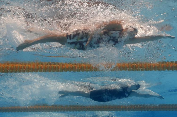 DUEL. I 1.400 meter lå Lotte Friis (øverst) og Katie Ledecky side om side, inden amerikaneren trak fra de sidste 100 meter og snuppede både VM-guldet og den verdensrekord, som Lotte Friis måtte erstatte med en europarekord. 
