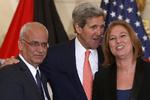 Forhandlingsglæde. John Kerry med Israels justitsminister og chefforhandler Tzipi Livni til højre og den palæstinensiske chefforhandler Saeb Erekat til venstre efter at have erklæret, at fredsforhandlingerne fortsætter. 