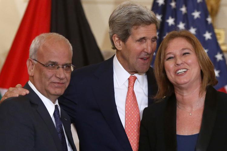 Forhandlingsglæde. John Kerry med Israels justitsminister og chefforhandler Tzipi Livni til højre og den palæstinensiske chefforhandler Saeb Erekat til venstre efter at have erklæret, at fredsforhandlingerne fortsætter. 