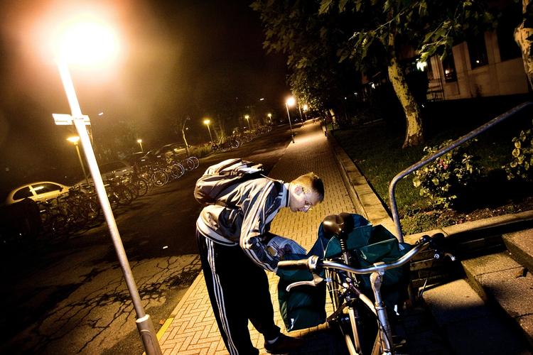 Ufaglært. Hvis det står til fagforbundet 3F, skal det være slut med udenlandske arbejdere, der kører aviser ud på greencard-ordningen. 