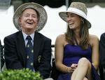 hæder. Martina Hingis sammen med den tidligere tennisstjerne, Rod Laver, da den schweiziske kvinde blev optaget i tennissportens Hall of Fame i juli måned. 