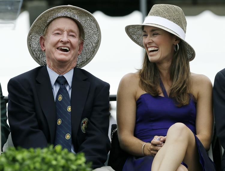 hæder. Martina Hingis sammen med den tidligere tennisstjerne, Rod Laver, da den schweiziske kvinde blev optaget i tennissportens Hall of Fame i juli måned. 