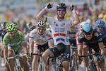 massespurt. Britiske Mark Cavendish (midt) er en af de største spurtkanoner i et skrapt felt af sprintere i Post Danmark Rundt. 