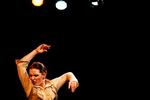 Olé. Den populære musikgenre flamenco er blevet til en international industri i Andalusien, hvor mange japanere og enkelte danskere tramper i gulvbrædderne for at lære de traditionsrige trin. 