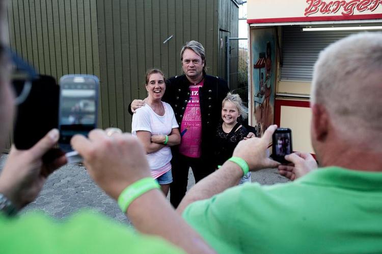 Fan. 45-årige Pia Jennie Hansen får taget billede sammen med idolet Johnny Hansen. Hun kunne aldrig drømme om at købe Kandis på nettet eller streame yndlingssangen 'Lonnie fra Berlin': »Jeg vil have cd'erne, fordi der er billeder af Kandis, og man kan læse alle teksterne«. 