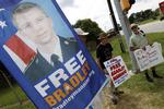 Uretfærdigt. Det er ikke Bradley Manning, men George Bush og højtstående i hans administration, der bør retsforfølges, mener Amnesty International. 