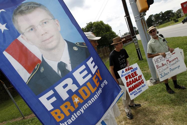 Uretfærdigt. Det er ikke Bradley Manning, men George Bush og højtstående i hans administration, der bør retsforfølges, mener Amnesty International. 