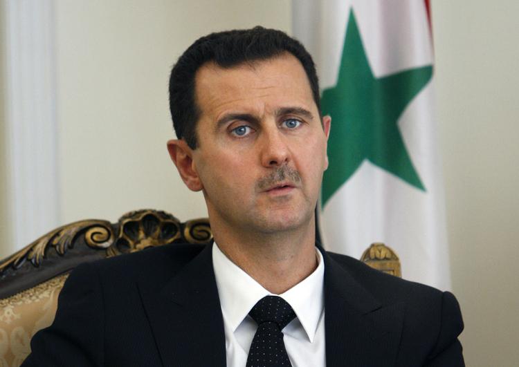 Billedpropaganda. Der er mange billeder som dette på de internationale billedbureauer, hvor Assad har et mere formelt udtryk i ansigtet. På styrets profiler på de sociale medier fremstår præsidenten folkelig og elskværdig. 
