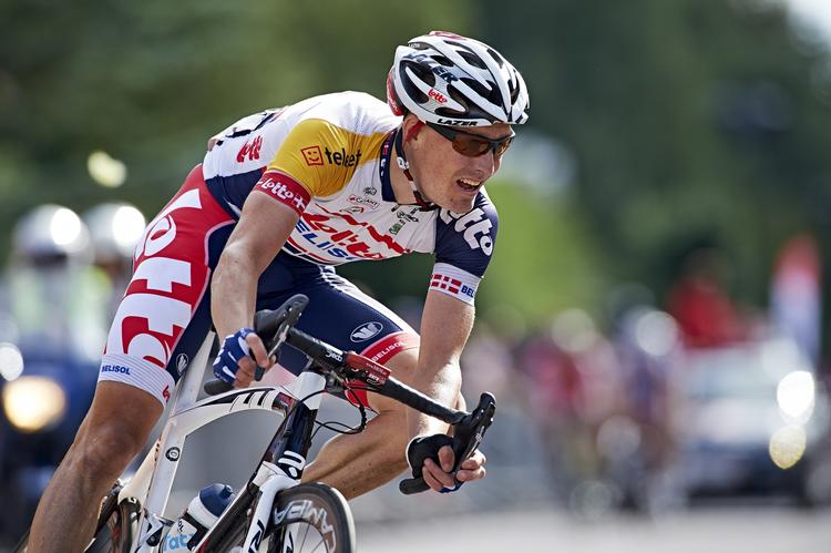 Øv. Nu viser det sig, at Lars Bak, der indtager tredjepladsen syv sekunder efter etapevinderen Magnus Cort (Team CULT Energy) og seks efter Nikola Aistrup (Concordi Forsikring-Riwal), kun har 14 sekunder ned til ikke alene de tre nævnte, men til ikke færre end 100 ryttere. 