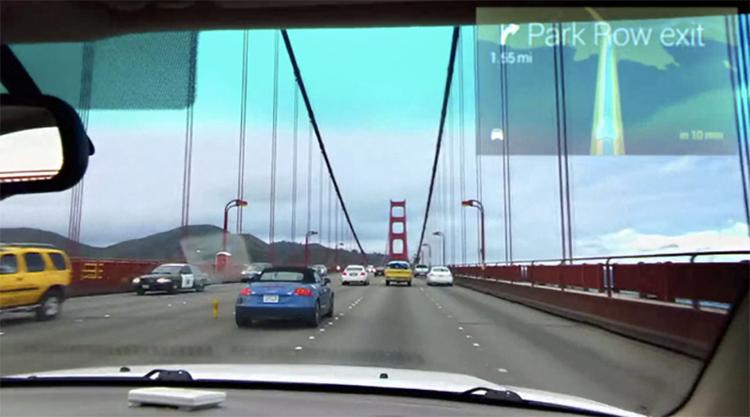 FORBUD. Google synes selv, deres intelligente brille, Glass, vil være fremragende til navigation i bilen. Det viste de i hvert fald i en reklamevideo, hvorfra ovenstående billede er taget. Men nu stikker forbud mod Glass i biler en kæp i hjulet (Foto: Google) 