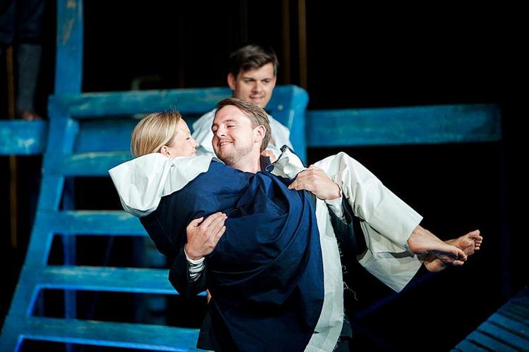 Vupti! Tenoren Tobias Westman som Peter med sin tilkomne, Grethe, sunget af Hannah Husáhr, i favnen. Mathias Bojesen 