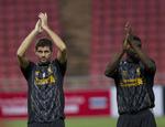 stjernekrig. Liverpools Steven Gerrard (tv) hilser på tilskuere sammen med Kolo Toure under klubbens sommertræning i Thailand. 
