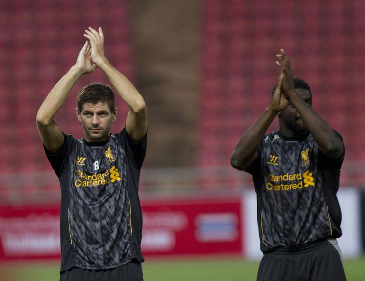 stjernekrig. Liverpools Steven Gerrard (tv) hilser på tilskuere sammen med Kolo Toure under klubbens sommertræning i Thailand. 