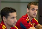 engelsk. Roberto Soldado (th) til et pressemøde i Brasilien med det spanske landshold sammen med en anden spansk spiller, Jesus Navas, der foretager skiftet til England - og Manchester City. 