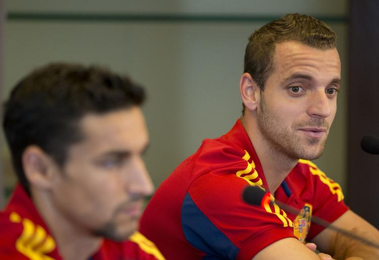 engelsk. Roberto Soldado (th) til et pressemøde i Brasilien med det spanske landshold sammen med en anden spansk spiller, Jesus Navas, der foretager skiftet til England - og Manchester City. 