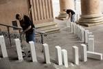 Domino. Frivillige i gang med at opstille betonklodser ved Københavns Byret. 