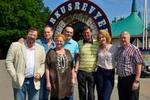 Revyfolk. Skuespillerne ved dette års Cirkusrevy består af Lisbet Dahl, Ulf Pilgaard, Ditte Hansen, Niels Olsen og Andreas Bo. På billedet ses også kapelmester James Price og direktør Torben Pedersen. 