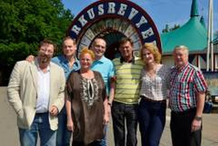 Revyfolk. Skuespillerne ved dette års Cirkusrevy består af Lisbet Dahl, Ulf Pilgaard, Ditte Hansen, Niels Olsen og Andreas Bo. På billedet ses også kapelmester James Price og direktør Torben Pedersen. 