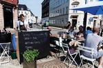 sommertravlt. Ved Stranden 10 er normalt en vinbar for nørder. Men denne aften gik der stresset turistfælde i den. 