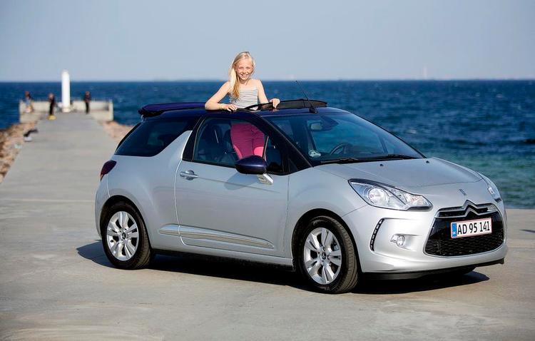 Luftig. Kalechen lægger sig i nydelige folder, når man åbner toppen på Citroëns nye DS3 Cabrio og lader den friske luft komme ind. Bilens sider forbliver uforandrede. 