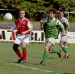 høre-test. Døve-OL har to gange været afholdt i Danmark. Her ses det danske fodboldhold i en kvartfinale ved OL i 1997 mod Irland. 