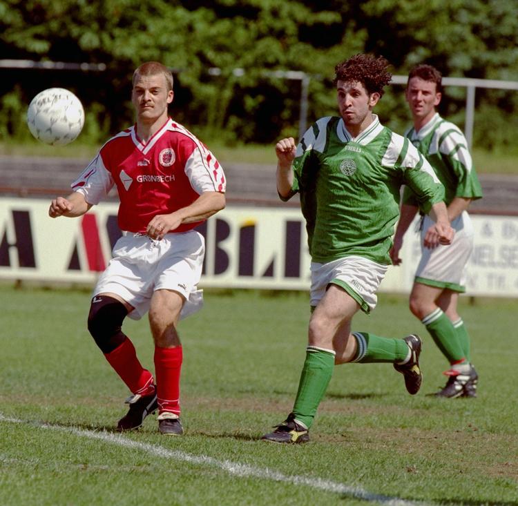 høre-test. Døve-OL har to gange været afholdt i Danmark. Her ses det danske fodboldhold i en kvartfinale ved OL i 1997 mod Irland. 