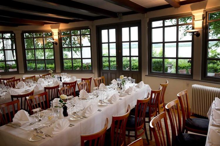 naturskøn. Jægerhuset har siden slutningen af det 19. århundrede ligget som et stråtækt bindingsværk ved Furesø. Måltidet indtages med udsigt til de smukke omgivelser. 