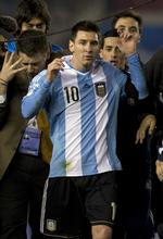 paveligt.  Lionel Messi stiller op for Argentina i en kamp mod Italien. Og stjernen skal møde paven i forbindelse med kampen. 