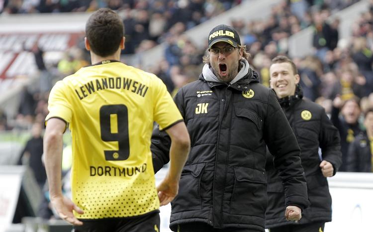 indstilling. Træner Jürgen Klopp (th) har intet problem med  Robert Lewandowskis (tv) kritik af Dortmunds ledelse. 