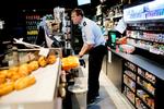 Præventivt. Hos Shell på Gl. Køgevej skal man deponere kørekortet, før man kan tanke, og om aftenen er døren til butikken låst, indtil den bliver åbnet af en vagtmand i uniform - og løbeko, hvis der skulle være nogen, der tror at de kan stikke af fra regningen. Foto: Peter Hove Olesen 