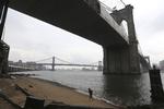 Snask. Det er ikke helt så nemt som havnebadet på Islands Brygge, for selv om New Yorkerne får sig en strand, skal man være af en special støbning, før man hopper i East River, der ikke ligefrem er kendt for sit rene badevand. 