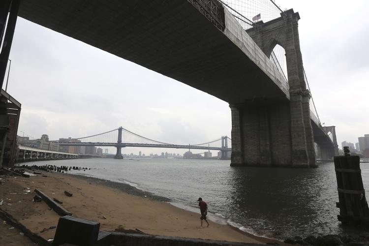 Snask. Det er ikke helt så nemt som havnebadet på Islands Brygge, for selv om New Yorkerne får sig en strand, skal man være af en special støbning, før man hopper i East River, der ikke ligefrem er kendt for sit rene badevand. 