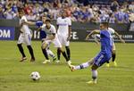 testkamp. Chelseas Eden Hazard (th) scorer fra straffesparkspletten i sejren over Inter. 