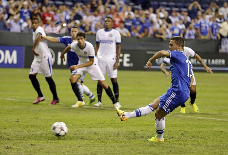 testkamp. Chelseas Eden Hazard (th) scorer fra straffesparkspletten i sejren over Inter. 