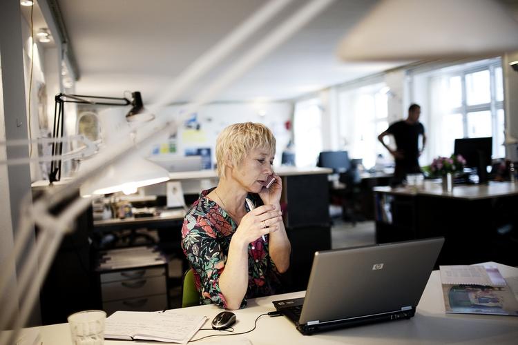 Stress. Det moderne arbejdsliv indeholder flere positive sider, men også negative. F.eks. går flere og flere ned med stress pga. arbejdet. 