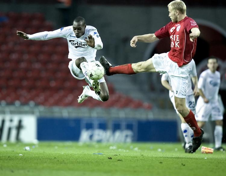 skifter. Jens Berthel Askou (th) blev Silkeborgs eneste målscorer i 3-1-nederlaget mod FC København i Parken i 2007. 