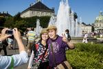 SOLSKIN. Turisterne må døje med varmen, hvis de vil på sightseeing rundt i København. 