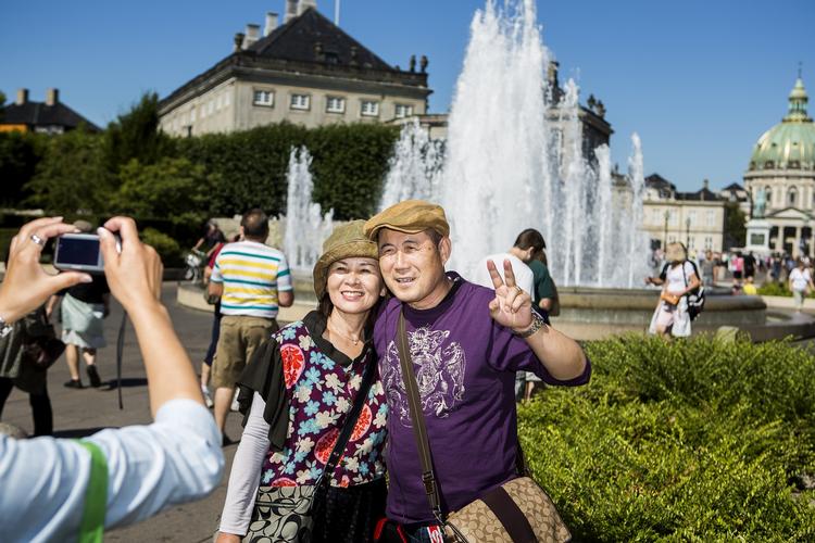 SOLSKIN. Turisterne må døje med varmen, hvis de vil på sightseeing rundt i København. 