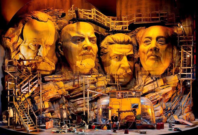 Mounst-Castorf. Socialismens gamle helte , Marx, Lenin, Stalin og formand Mao til Wagner-festspil. 