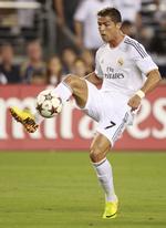 superskifte. Cristiano Ronaldo var i går på banen for Real Madrid, da holdet slog LA Galaxy, mens forhandlinger om portugiserens fremtid er i gang mellem Real og Manchester United. 