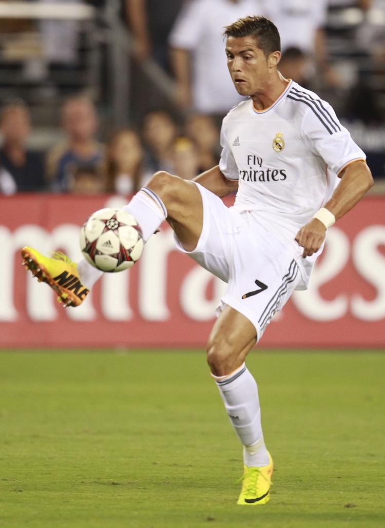 superskifte. Cristiano Ronaldo var i går på banen for Real Madrid, da holdet slog LA Galaxy, mens forhandlinger om portugiserens fremtid er i gang mellem Real og Manchester United. 